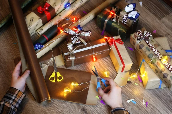 Papier d'emballage cadeau à la main pour les vacances Noël — Photo