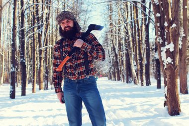 Güneş gün adam ormanda balta ile