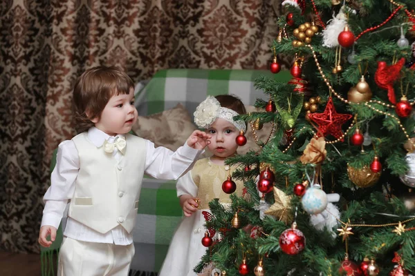 Niño decorar el juguete del árbol de Navidad —  Fotos de Stock