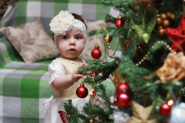 Criança decorar o brinquedo árvore de Natal — Fotografia de Stock