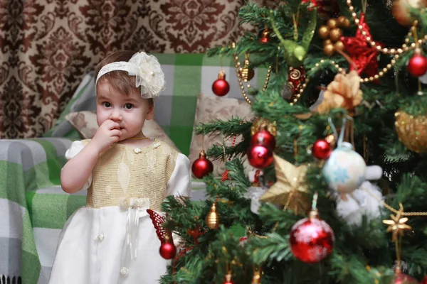 Criança decorar o brinquedo árvore de Natal — Fotografia de Stock