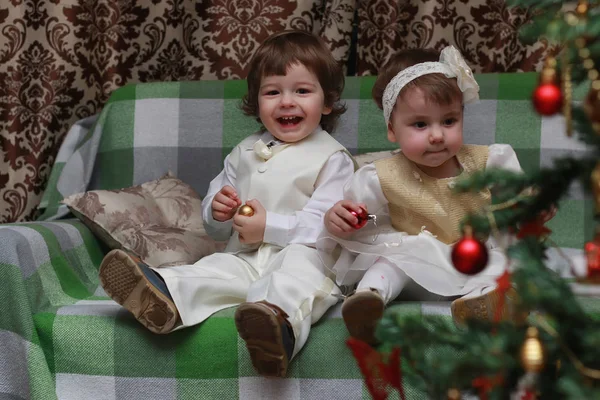 孩子装饰圣诞树玩具 — 图库照片