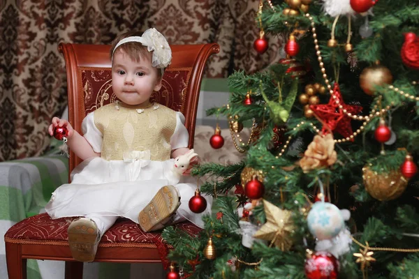 Criança decorar o brinquedo árvore de Natal — Fotografia de Stock