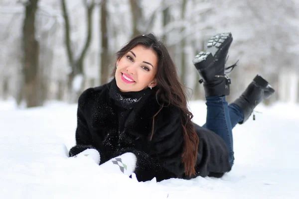 Mulher andando no inverno parque coberto de neve — Fotografia de Stock
