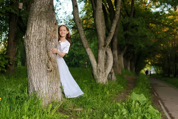 Fille dans le parc de contes de fées avec printemps arbre — Photo