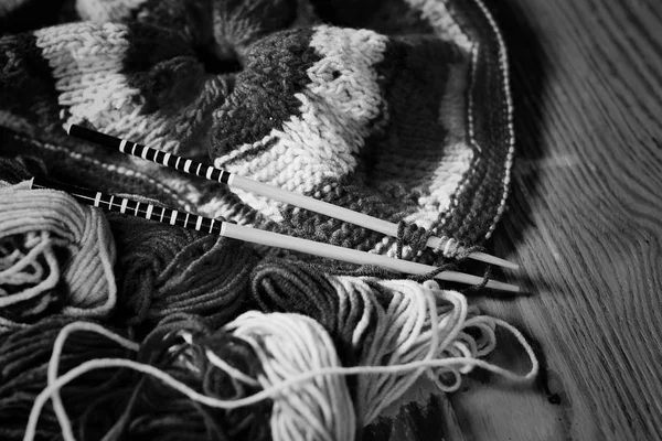 Laine monochrome et aiguilles à tricoter — Photo