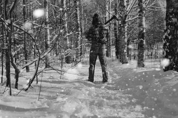 Homem paisagem monocromática com machado — Fotografia de Stock