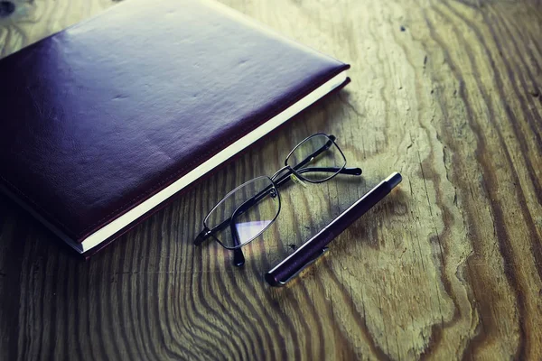 Notebook de óculos de caneta de negócios — Fotografia de Stock