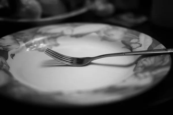 Fork in plate black white — Stock Photo, Image