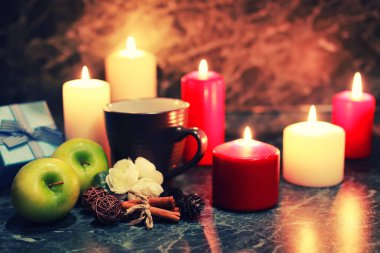 gece masa kupa ve mum