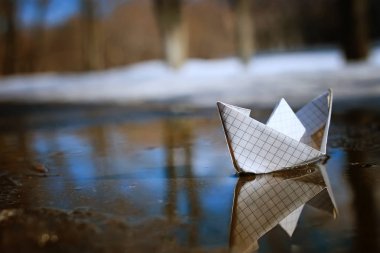 renkli fotoğraf kağıt tekne bahar sokak üzerinde