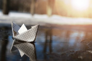 kağıt tekne bir havuzu kışın