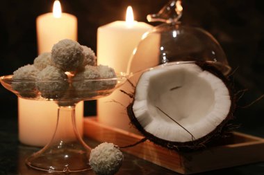 Ahşap arka plan üzerinde Cokonut şeker