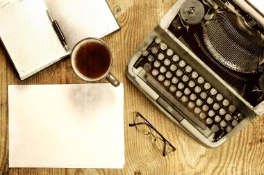 Daktilo retro masaüstüyle yazar