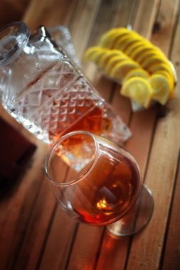 alkol brendi cam ve sürahi ayarla