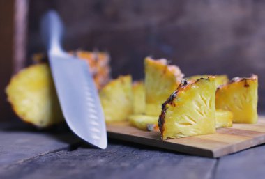 dilim ananas bıçak kesmek