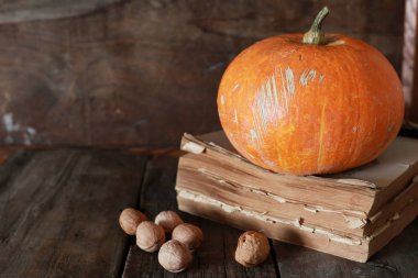 eski kitap ve ahşap arka plan üzerinde kabak