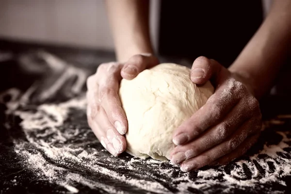 Pizza előkészíti tészta kézi feltét — Stock Fotó