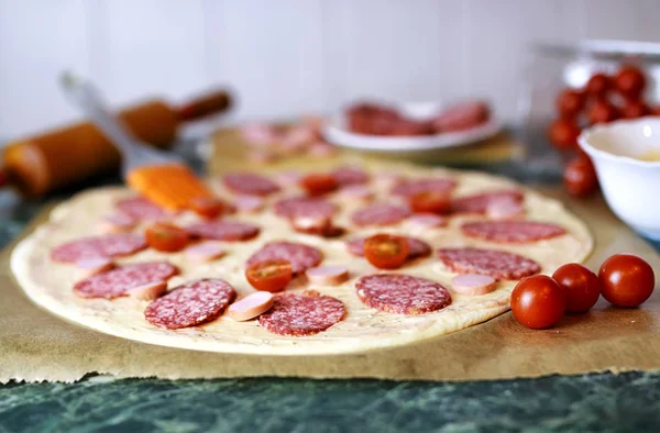 Preparar la cobertura de pizza — Foto de Stock