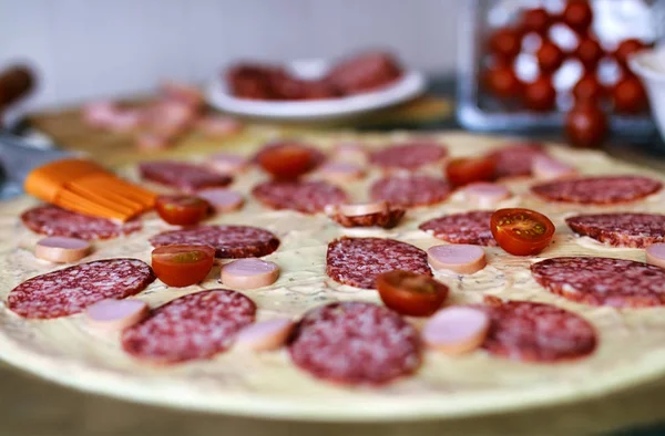 Preparar la cobertura de pizza — Foto de Stock