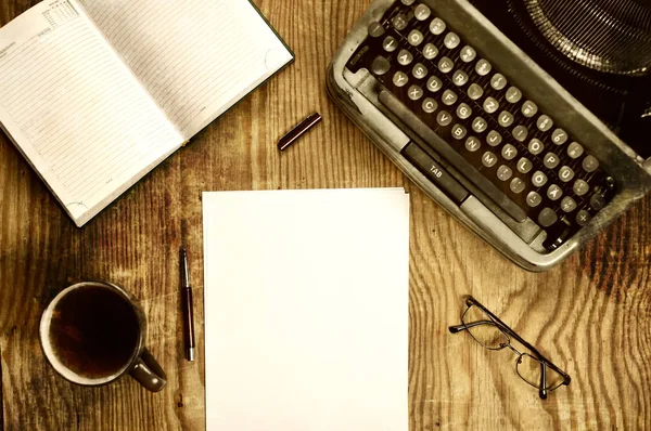 Författare skrivbordet med skrivmaskin retro — Stockfoto