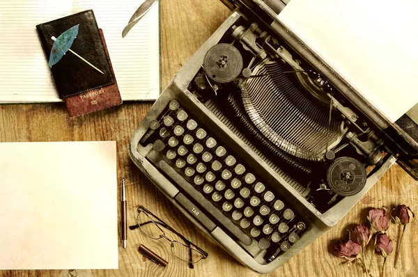 作家与打字机的复古的桌面 — 图库照片