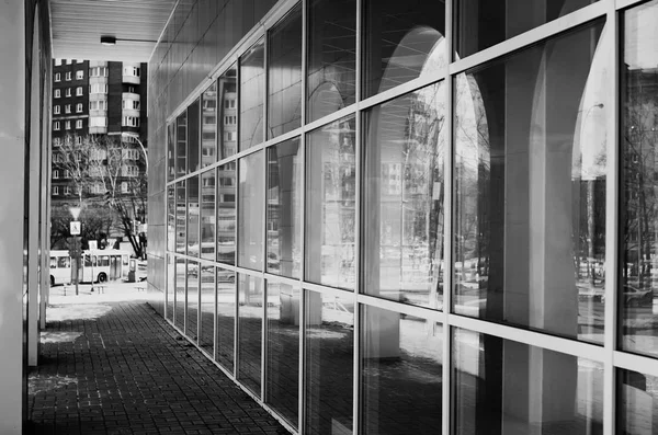 Монохромные архитектурные стеклянные арки — стоковое фото