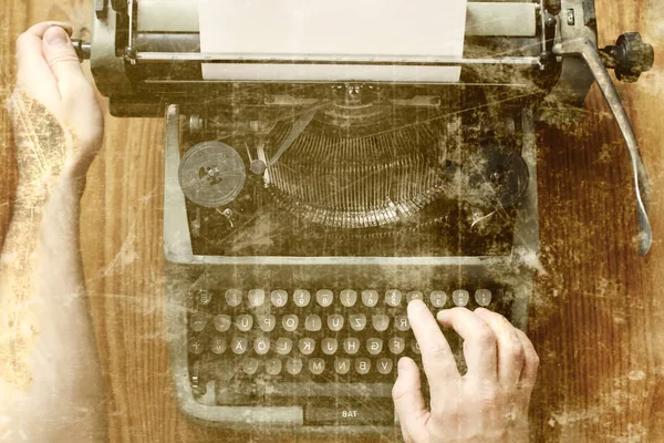 Régi fénykép írógép retro kézzel fából készült asztal — Stock Fotó