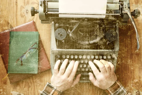 Vieja máquina de escribir foto mesa de madera mano retro — Foto de Stock