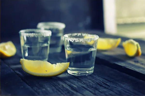 Tequila branca sal limão cor de madeira — Fotografia de Stock