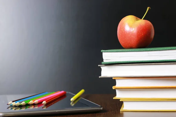 Pendidikan sebuah apel dan buku — Stok Foto