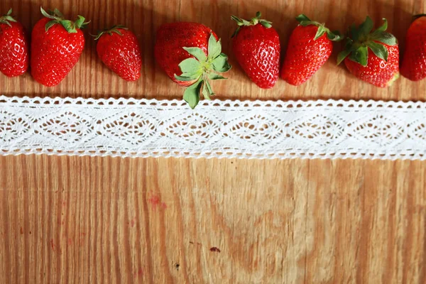 Erdbeeren oben auf Holzgrund — Stockfoto