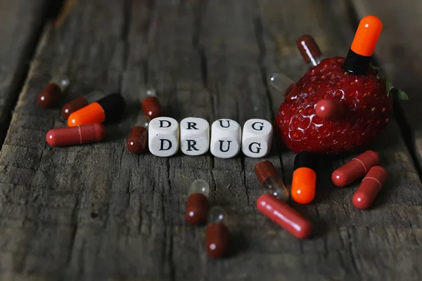 Drogen piller på träbord begreppet missbruk — Stockfoto