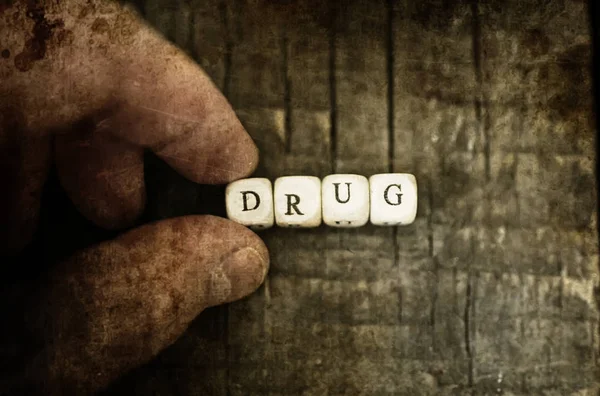 Narkoman staré omšelé špinavé Foto drog pilulku na dřevěný stůl concept — Stock fotografie