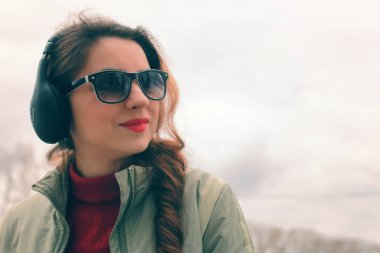 kulaklık ile parkta kız