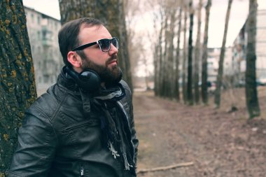 park headphon ile erkekte sakal