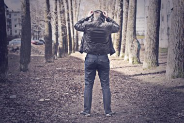 Sokaktaki yalnız adamın retro tonlu efektli fotoğrafı