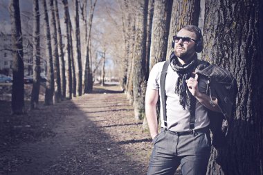 Sokaktaki yalnız adamın retro tonlu efektli fotoğrafı