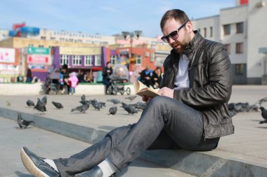 Erkek ceket ve sokak okuma kitabı