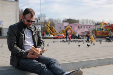 Erkek ceket ve sokak okuma kitabı