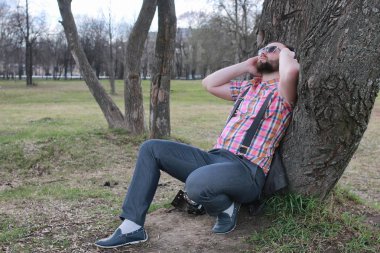 sakallı adam relax ağaç