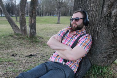 sakallı adam relax ağaç