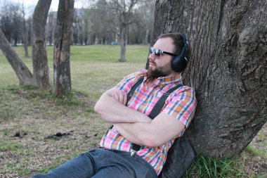 sakallı adam relax ağaç