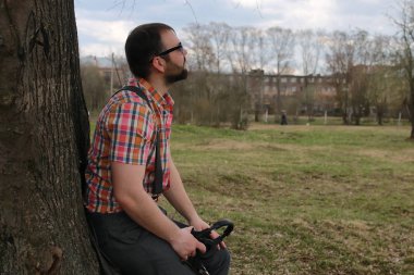 Sakal adamla parktaki müzik dinle