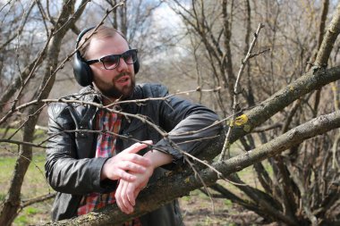 sakallı adam park ağaç