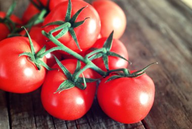 Ahşap zemin üzerinde domatesler