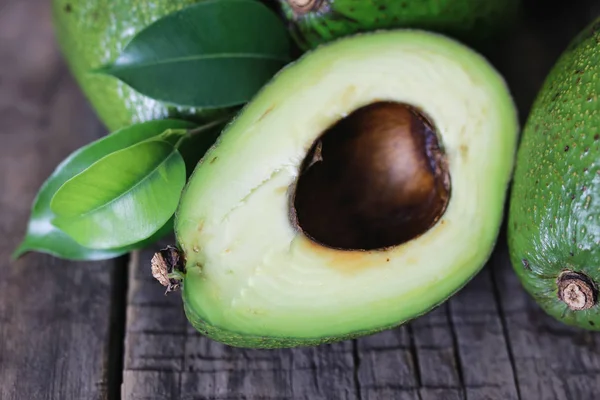 Avocado auf Holzgrund — Stockfoto
