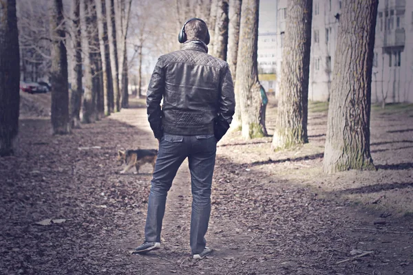 Sokaktaki yalnız adamın retro tonlu efektli fotoğrafı