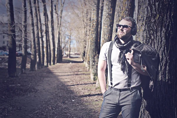 Sokaktaki yalnız adamın retro tonlu efektli fotoğrafı