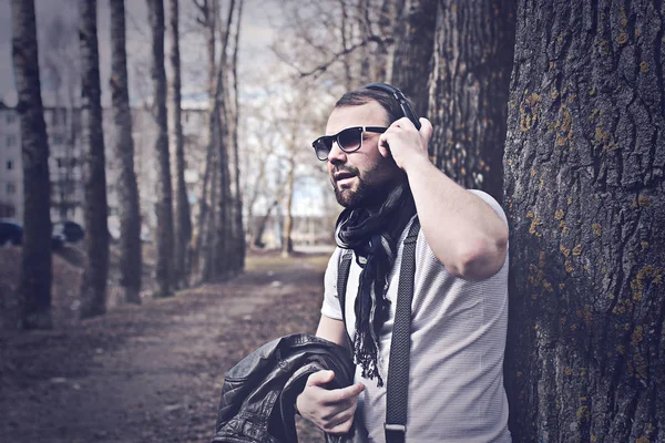 Sokaktaki yalnız adamın retro tonlu efektli fotoğrafı